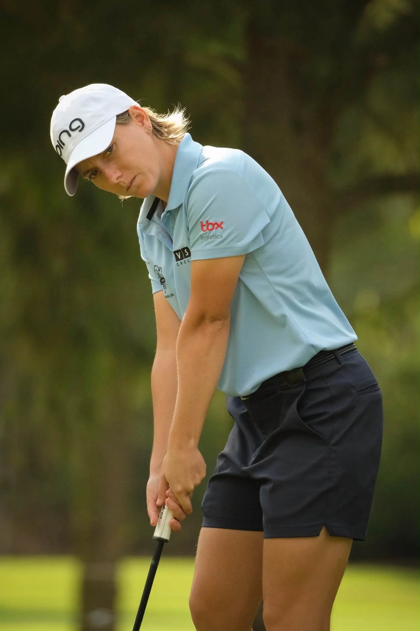 Dorota Zalewska na polu golfowym, skupiona przed uderzeniem