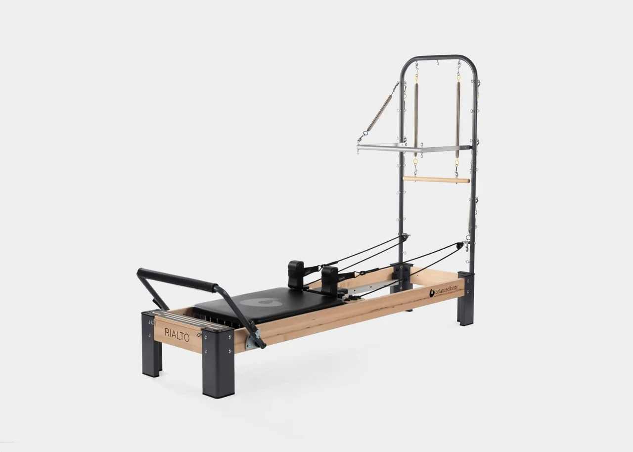 Reformer Rialto Balanced Body z wieżą, drewnianą ramą i aluminiowymi nogami