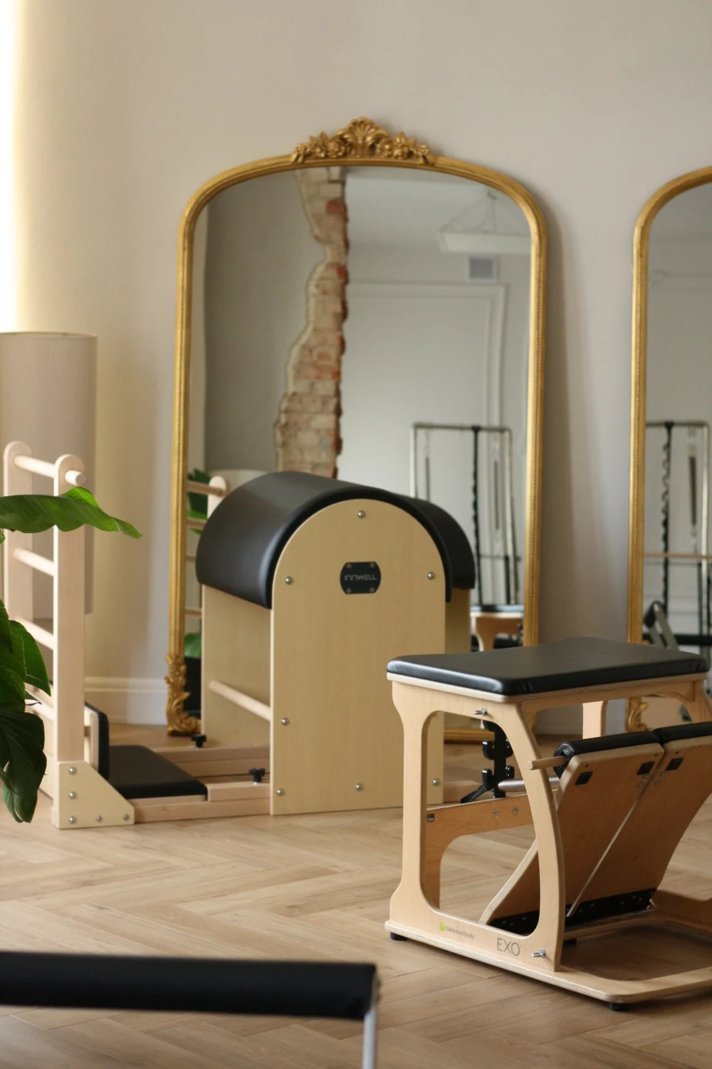 Sprzęty Pilates i złote lustro w studiu na II piętrze