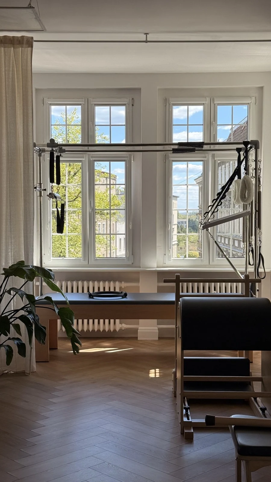 Sala Pilates z wieżą i krzesłem przy oknach, Kapitańska, II piętro