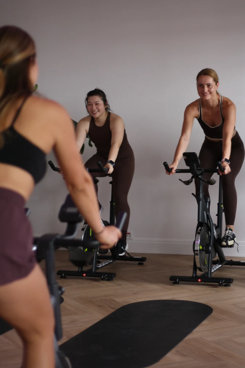 Uczestniczki zajęć cardio podczas treningu na rowerach w ZEN