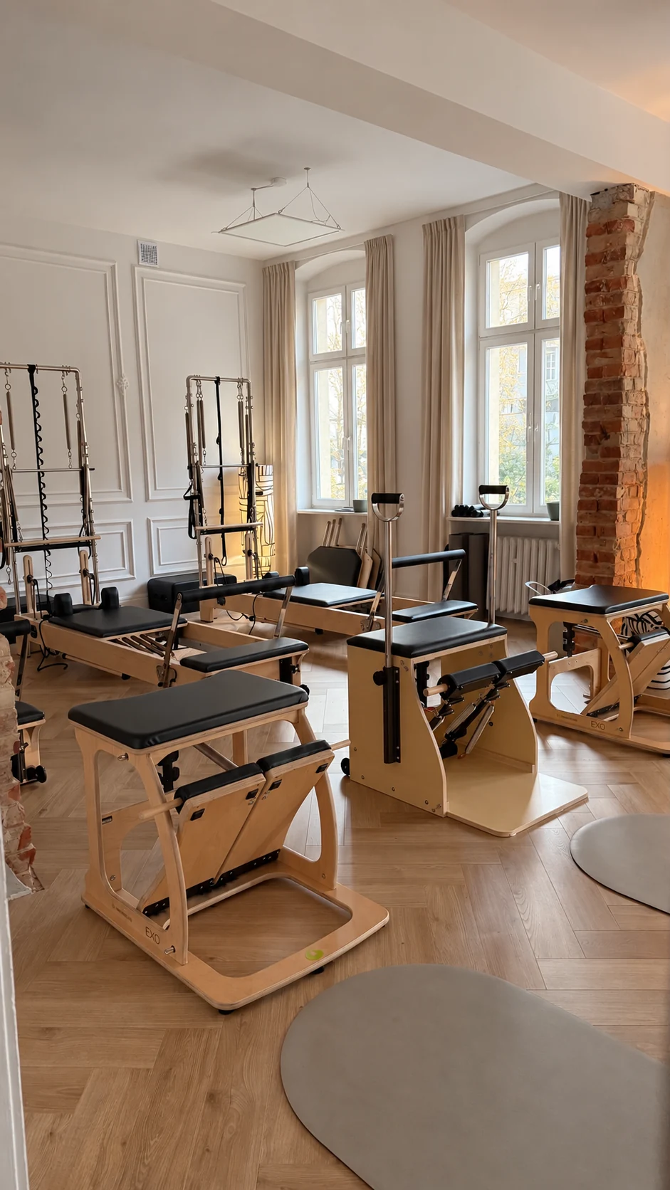 Wieże, reformery i drewniane krzesła Pilates w sali ZEN